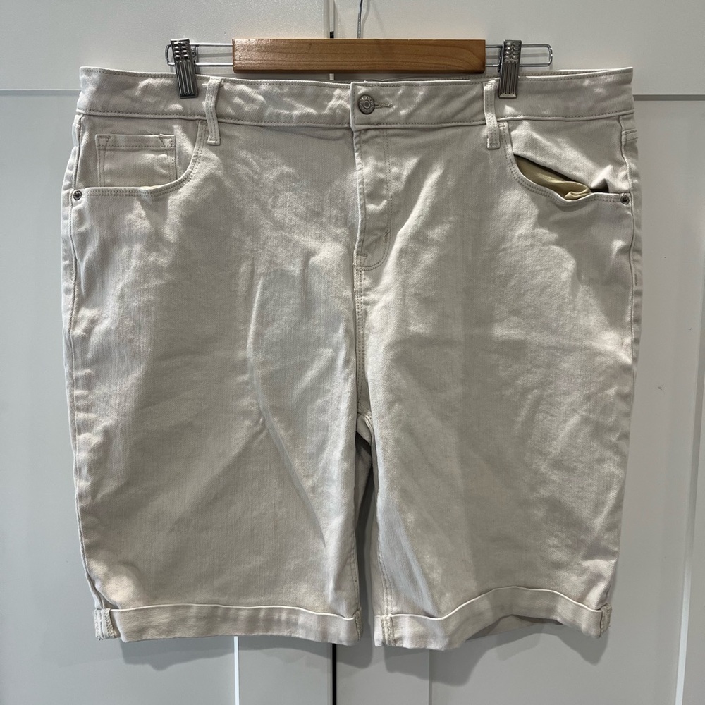 Old Navy Bermuda shorts women Size 18
San Francisco
